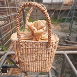 🌿Natural Woven hand bags #กระเป๋าสาน #กระเป๋าผักตบชวา   🌿ทรงกล่องสี่เหลี่ยมคางหมู Mini 🌿ไซค์ 8.5 x 6.5 x 3.5 นิ้ว