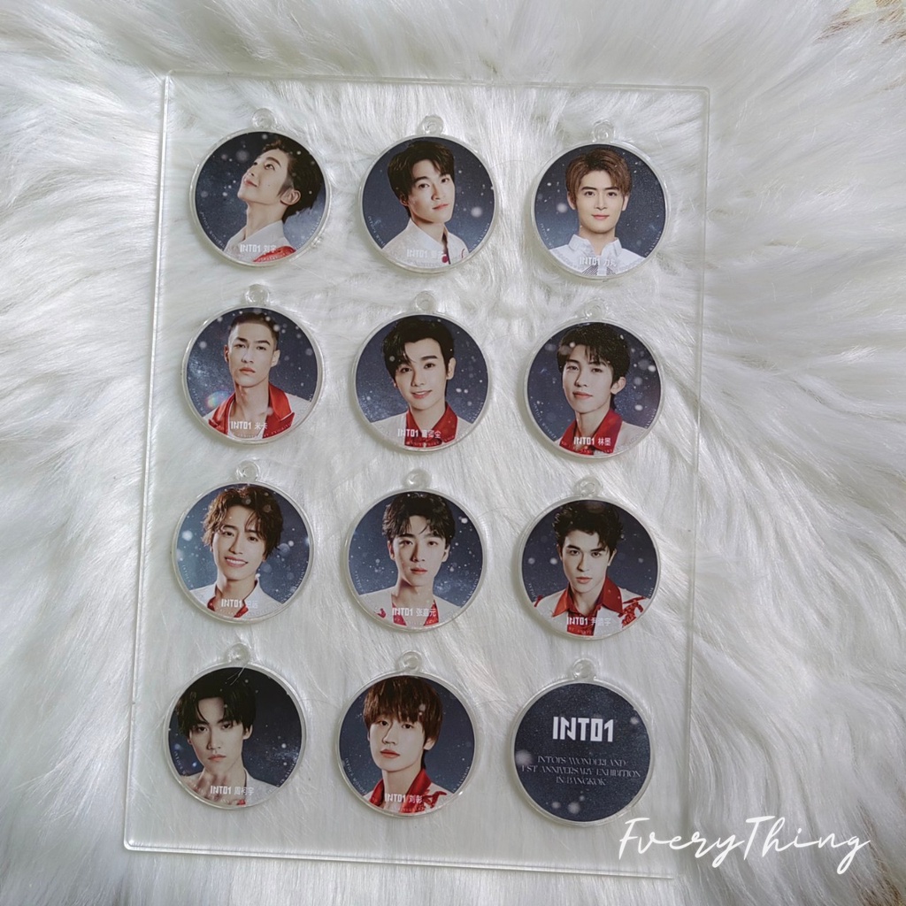 พร้อมส่ง-แท้-goods-นิทรรศการ-into1-in-bkk-เซ็ต-acrylic-keychain-ขายแยกเมมเบอร์