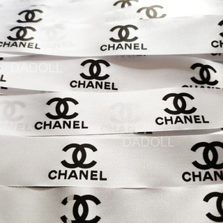 พร้อมส่ง !! ริบบิ้นผูกผม ผ้าซาตินลายchanel Logo ขนาดกว้าง2.5 cm. ยาว 45 ซม