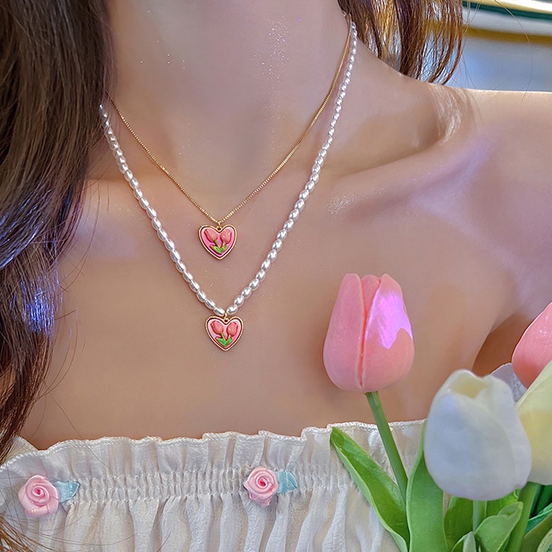 ภาพหน้าปกสินค้าสร้อยคอโซ่ จี้ดอกทิวลิป ประดับไข่มุกน้ําจืด สีชมพู