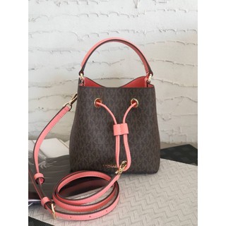 (ผ่อน0%) กระเป๋าสะพายข้าง ทรงขนมจีบ ลาย mk Michael Kors Suri Small Logo Bucket Crossbody Bag สีน้ำตาล