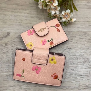 🎀 (สด-ผ่อน) กระเป๋าบัตร สีชมพูลายดอกไม้ C8698 ACCORDION CARD CASE WITH MYSTICAL FLORAL PRINT