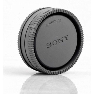 ภาพหน้าปกสินค้าSONY แพ็คคู่ ฝาปิดบอดี้กล้อง+ฝาปิดท้ายเลนส์ กล้องโซนี่ A5100, A6000, A7, Sony E-Mount lens cap ที่เกี่ยวข้อง