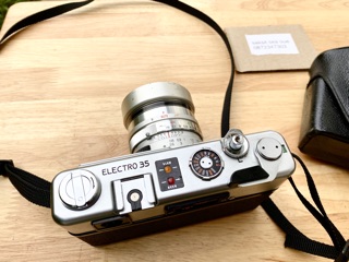 ภาพขนาดย่อของภาพหน้าปกสินค้ากล้องฟิล์ม yashica electro35 gsn อุปกรณ์มาครบ จากร้าน 111saksit11 บน Shopee ภาพที่ 3