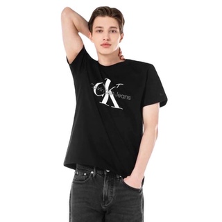 CK⏸CALVIN KLEIN MONOGRAM ORGANIC COTTON TEE เสื้อยืดคอกลมแขนสั้นแบรนด์