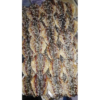 ภาพขนาดย่อของภาพหน้าปกสินค้าปลาหวานโรยงา 500กรัม Sweet fish topped with sesame seeds จากร้าน suthamnoonon บน Shopee ภาพที่ 1