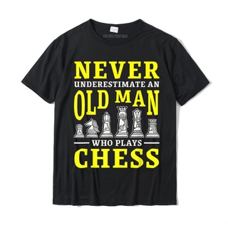 【🔥🔥】เสื้อยืดลําลอง ผ้าฝ้าย 100% แขนสั้น คอกลม ทรงหลวม ลาย Never Underestimate Old People Playing Chess เหมาะกับการเล่น