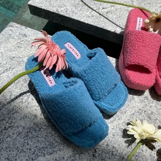 ภาพขนาดย่อของภาพหน้าปกสินค้าFLAT2112 FS0005 : FLUFFY TEDDY SLIDES รองเท้าขนปุกปุยนุ่ม ส้นตึก พร้อมส่ง จากร้าน flat2112 บน Shopee