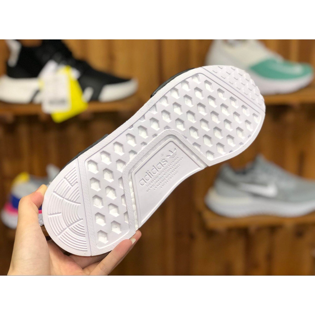 ภาพหน้าปกสินค้าข้อเสนอพิเศษ Adidas NMD_R1 รองเท้าผ้าใบผู้ชายและผู้หญิง จากร้าน xiaofangxie บน Shopee