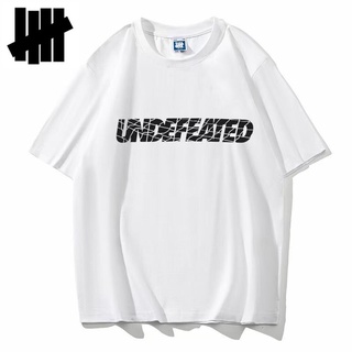 เสื้อยืดแขนสั้นลําลอง ผ้าตาข่าย พิมพ์ลายโลโก้ undefeated ทรงหลวม สําหรับผู้ชาย และผู้หญิง