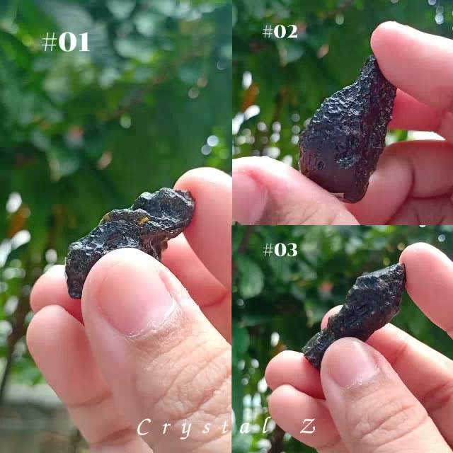 สะเก็ดดาว-tektite-อุลกมณี-ส่องไฟสีเหลืองอมน้ำตาล