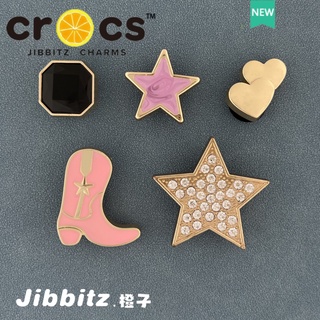 ภาพหน้าปกสินค้าCrocs jibbitz charms โลหะรองเท้าดอกไม้แฟชั่นที่ไม่ซ้ํากันตกแต่งรองเท้าดอกไม้หัวเข็มขัด crocs อุปกรณ์ตกแต่งด้านบน ซึ่งคุณอาจชอบสินค้านี้