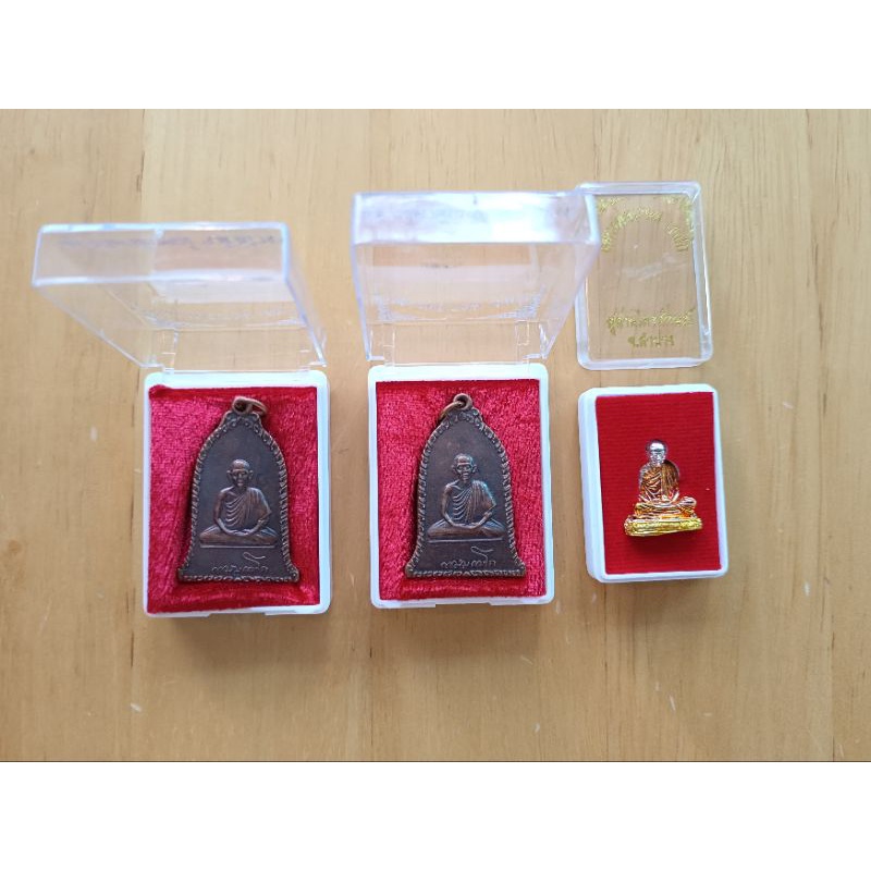 เหรียญและรูปหล่อองค์ลอย-หลวงพ่อเกษม-เขมโก-จังหวัดลำปาง