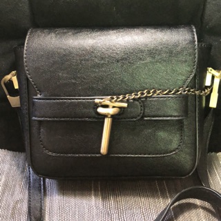 กระเป๋าหนังสีดำสะสมใบเล็ก
