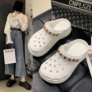 สินค้า 🔥พร้อมส่ง🔥รองเท้าทรงครอส Crocs รองเท้าแตะแบบสวมหัวโต ประดับคริสตัล มีสายรัดส้น ใส่แล้วหรูหรามากจ้า