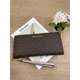 (ผ่อน0%) กระเป๋าสตางค์ซิปรอบ มีสายคล้องมือ Michael Kors Jet Set Travel Large Logo Continental Wristlet 35F8GTVT3B ลายmk