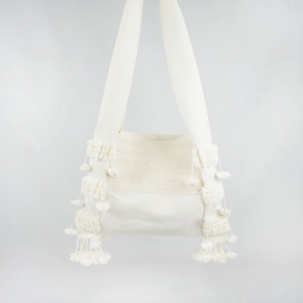 doitung-bag-white-กระเป๋าผ้า-ย่าม-ปอมๆ-ชาวเขา-ดอยตุง-ไซส์ใหญ่