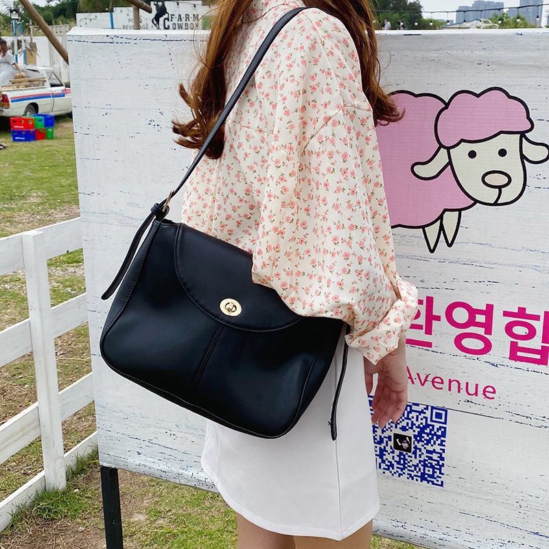 พร้อมส่ง-momo-bag-319-บาท-ไซส์จัมโบ้เลยนะใบนี้-ใส่ของหอบของได้สบายๆ-สะพายแล้วดูตัวเล็กลงทันที