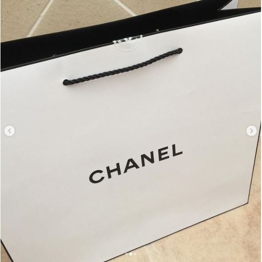 ถุงกระดาษ-ถุง-แบรนด์-chanel-ของแท้-แน่นอน-ใบใหญ่-มาจาก-shop-ถุงชาแนล-ของส่วนตัว-ถุงสีขาว-พร้อมลาย-ถุงเครื่องสำอาง