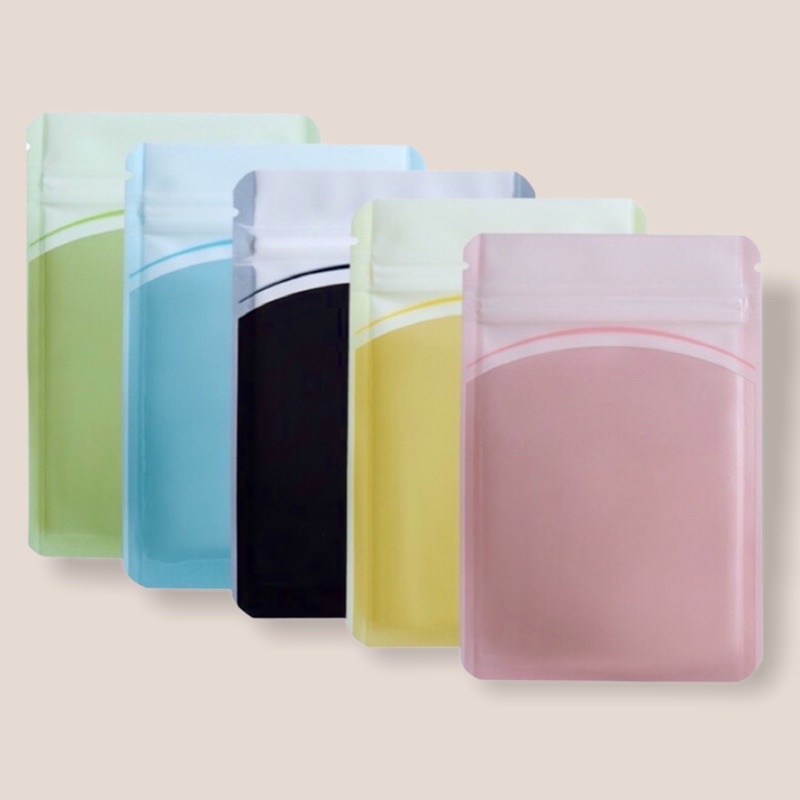 ภาพหน้าปกสินค้า(แพ็ค 10 ใบ) ถุงซิปล็อค แบบหนา หน้าใส-หลังสีพื้น ขอบมน เจาะรู ตั้งไม่ได้ packaging สีพาสเทล จากร้าน earthmonsicha บน Shopee
