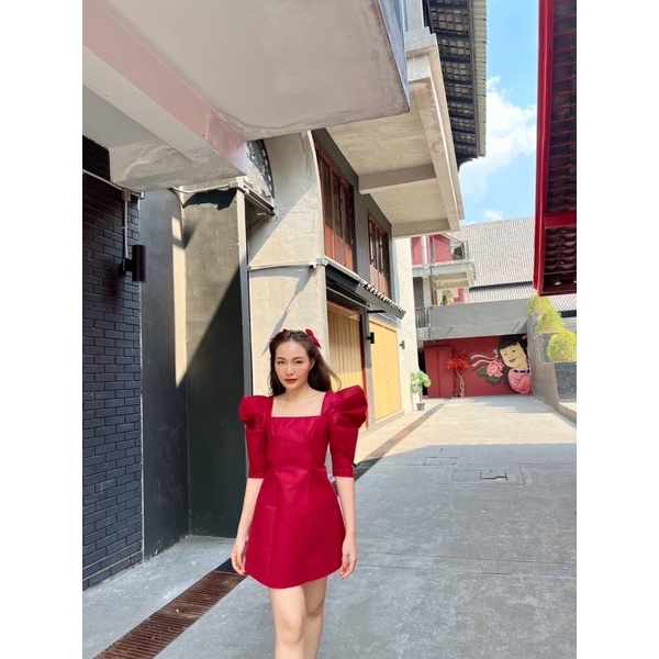เดรสสั้นแขนตุ๊กตาไหล่ตั้งคอเหลี่ยมด้านหลังซิปหลัง-กระโปรงชายบานออก-ทรงสวยมาก