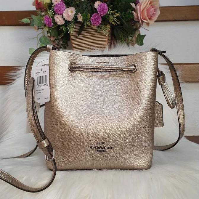 สด-ผ่อน-กระเป๋าสะพาย-ทรงขนมจีบ-สีแพลตตินั่ม-coach-87817-lena-crossbody