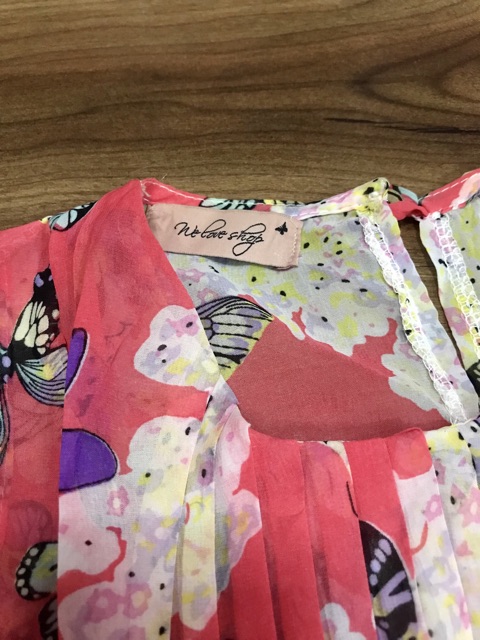 เสื้อลายผีเสื้อ-สีชมพูอมส้ม-สวยสดใส-มือ-1