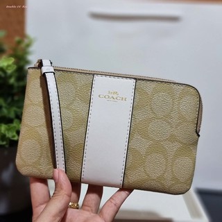 (แท้ 💯%‼) COACH F58035 CORNER ZIP WRISTLET IN SIGNATURE CANVAS