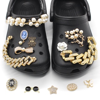 ภาพหน้าปกสินค้าอุปกรณ์เสริม Jibbitz shoe charms Crocs charms Pearl Clogs Bracelets หัวเข็มขัดโลหะคุณภาพสูงสําหรับรองเท้า ที่เกี่ยวข้อง