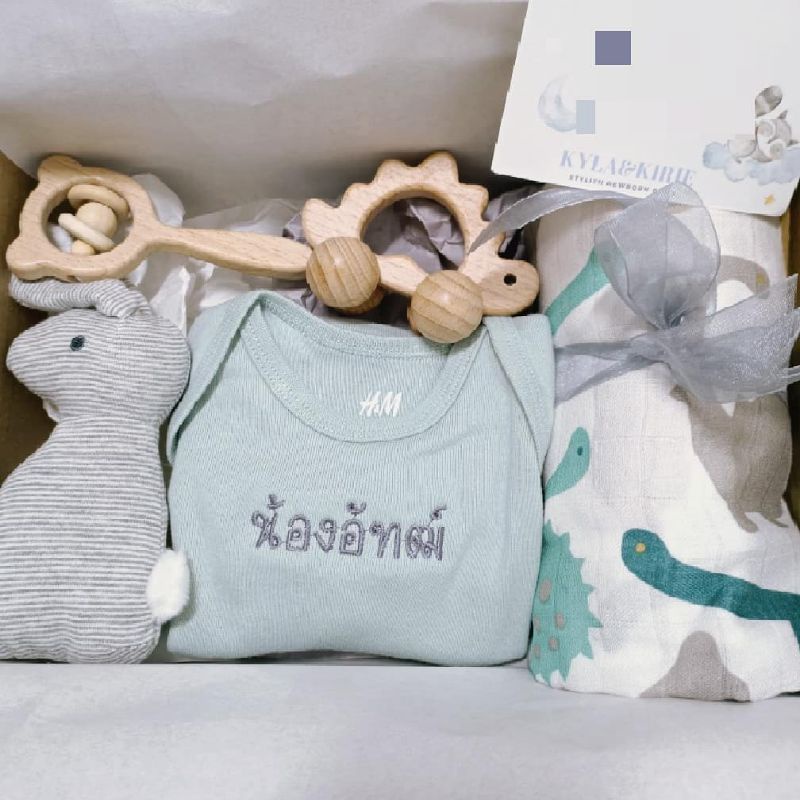 ภาพหน้าปกสินค้าเซ็ต Little Dinosaur บอดี้สูท h&m ฟรีปักชื่อ+ห่อของขวัญ เซ็ตเยี่ยมคลอด จากร้าน kylaandkirie บน Shopee