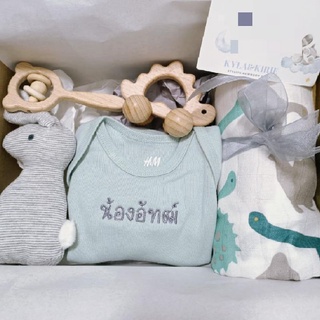 ภาพขนาดย่อของภาพหน้าปกสินค้าเซ็ต Little Dinosaur บอดี้สูท h&m ฟรีปักชื่อ+ห่อของขวัญ เซ็ตเยี่ยมคลอด จากร้าน kylaandkirie บน Shopee