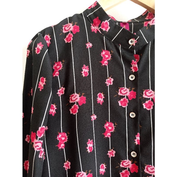 รหัส-ส231-เสื้ออก46นิ้ว-สีดำ-พิมพ์ลายม่านดอกไม้เล็กๆสีแดง-เสื้อคอปีน-แขนยาว-ผ้าหางกระรอก-เสื้อไซส์ใหญ่