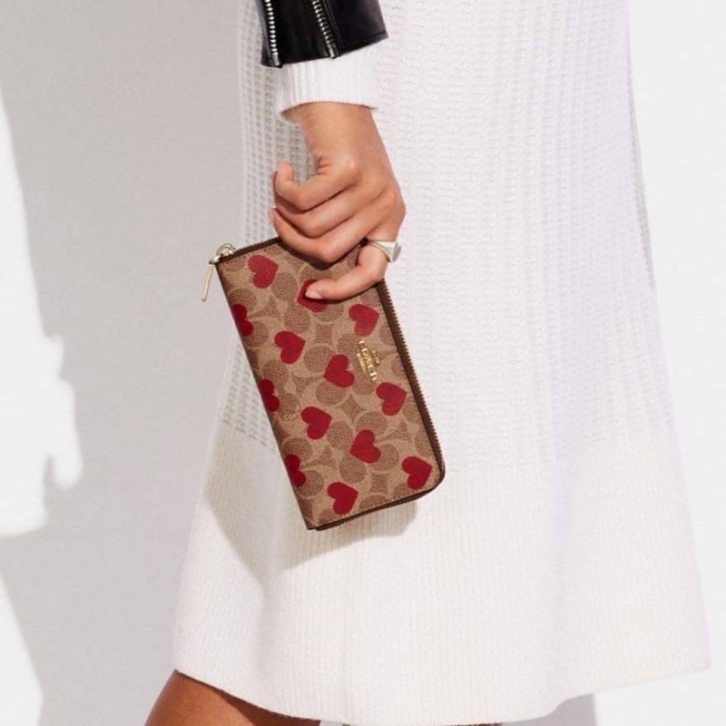 สด-ผ่อน-กระเป๋าสตางค์-ลายหัวใจ-c8547-coach-accordion-zip-wallet-in-signature-canvas-with-heart-print