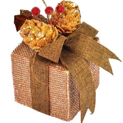 ของตกแต่ง-ของประดับ-ออร์นาเม้นท์-เทศกาลคริสต์มาส-กล่องของขวัญหุ้มตาข่ายติดลูกสน-ขนาด-6-นิ้ว-90633-2