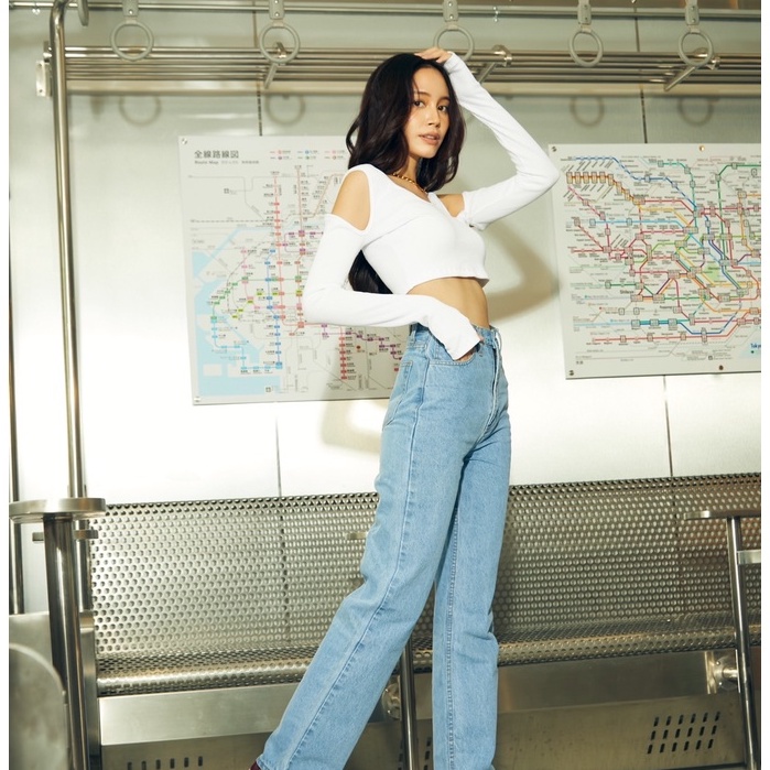 aht068-long-sleeve-shoulder-cut-out-rib-crop-top-เสื้อผ้าร่องแขนยาวดีเทล-cut-out-ช่วงไหล่