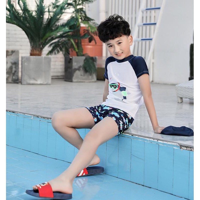 ภาพหน้าปกสินค้าSALABO(พร้อมส่ง) ชุดว่ายน้ำเด็ก ขาสั้น((พร้อมหมวกฟรี))2-14ขวบ ‍ ️
