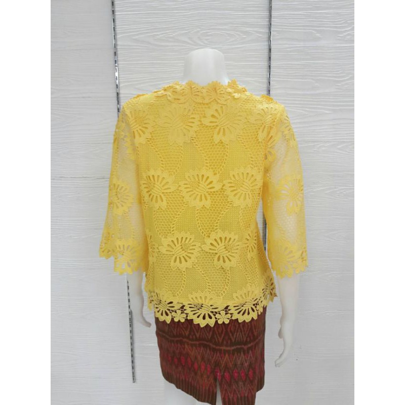 เสื้อลูกไม้กระดุมหน้าลายใหม่สวยมากค่ะใส่แมทกับผ้าไทยสวยมาก