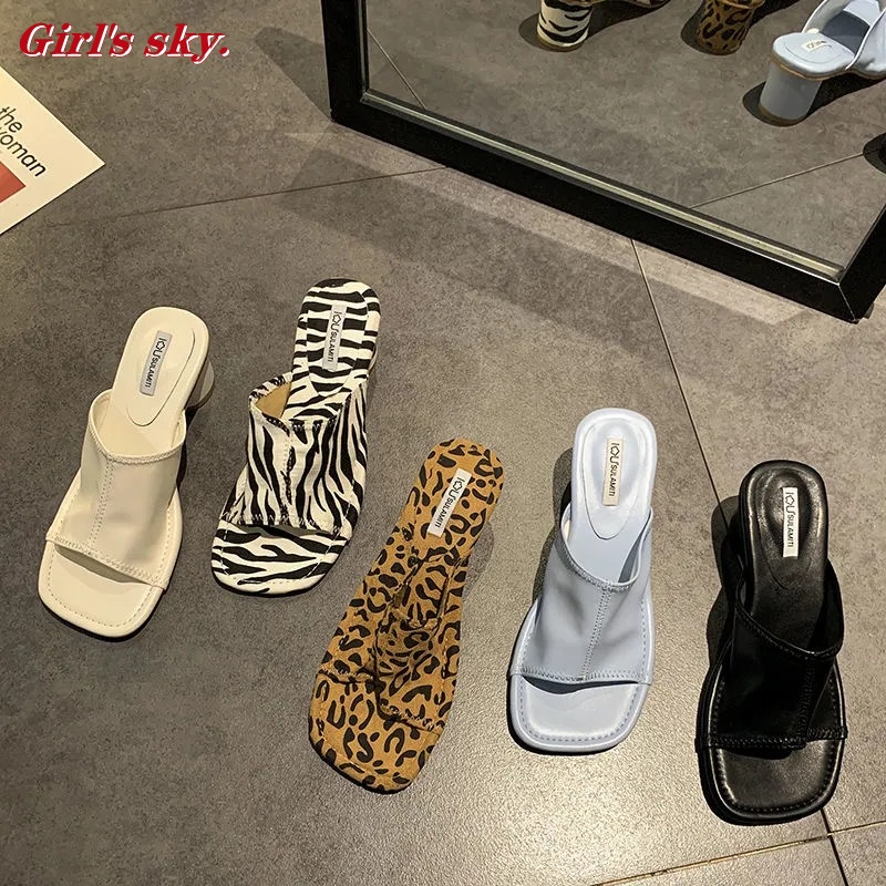 ภาพหน้าปกสินค้ารองเท้าแตะส้นสูงหนาลายเสือดาวและรองเท้าแตะแฟชั่นเทรนด์ใหม่สำหรับผู้หญิงในช่วงฤดูร้อน