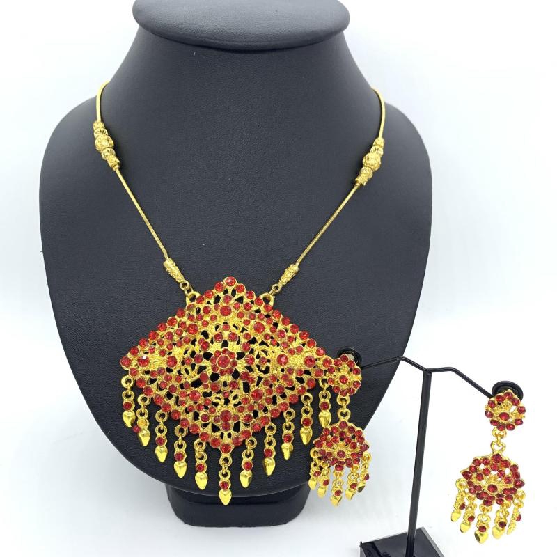ภาพหน้าปกสินค้าVintage jewelryเครื่องประดับชุดไทย สร้อยคอต่างหู สร้อยคอชุดไทย สร้อยสีทองประดับ