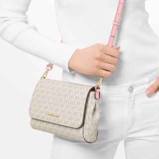 (ผ่อน0%) กระเป๋าสะพายข้าง ❣️MICHAEL MICHAEL KORS Medium Logo Convertible Crossbody❣️35H8GTTC6B ลายmkสีขาว สายสะพายสีชมพู