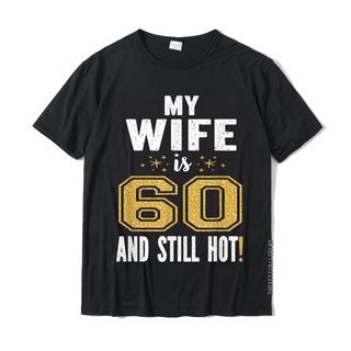 เสื้อยืดผ้าฝ้ายพรีเมี่ยม เสื้อยืด ผ้าฝ้าย พิมพ์ลาย My Wife Is 60 And Still Hot 60th สวมใส่สบาย เหมาะกับของขวัญวันเกิด สํ