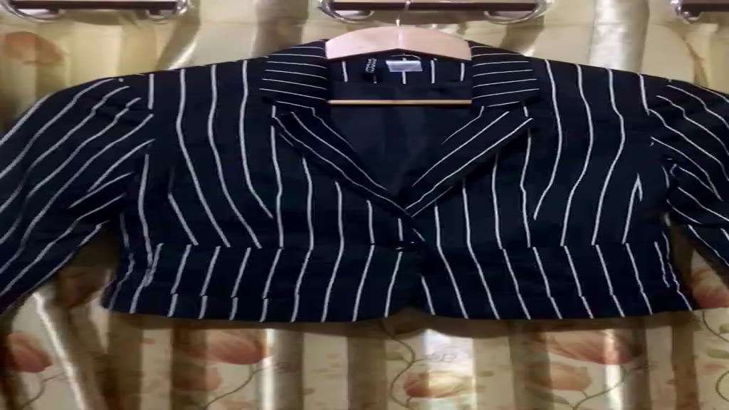 divided-black-striped-jacket-blazer-suit-size-34-แจ็คเก็ต-สูทแบรนด์เอชแอนด์เอ็ม-สีดำลายริ้ว-ทรงสั้นเข้ารูป