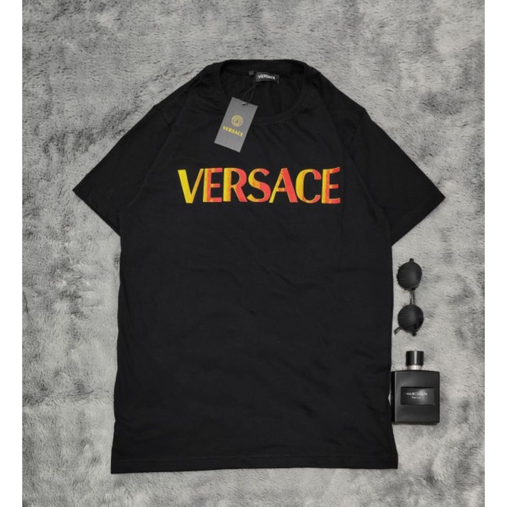 เสื้อยืดแขนสั้นลําลอง-คอกลม-พิมพ์ลาย-versace-font-tshirt-สีดํา-พรีเมี่ยม