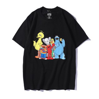 เสื้อยืดผ้าฝ้ายพิมพ์ลายขายดี Sesame Street X KAWS X Uniqlo เสื้อยืดลําลองสําหรับผู้ชายผู้หญิงแขนสั้น