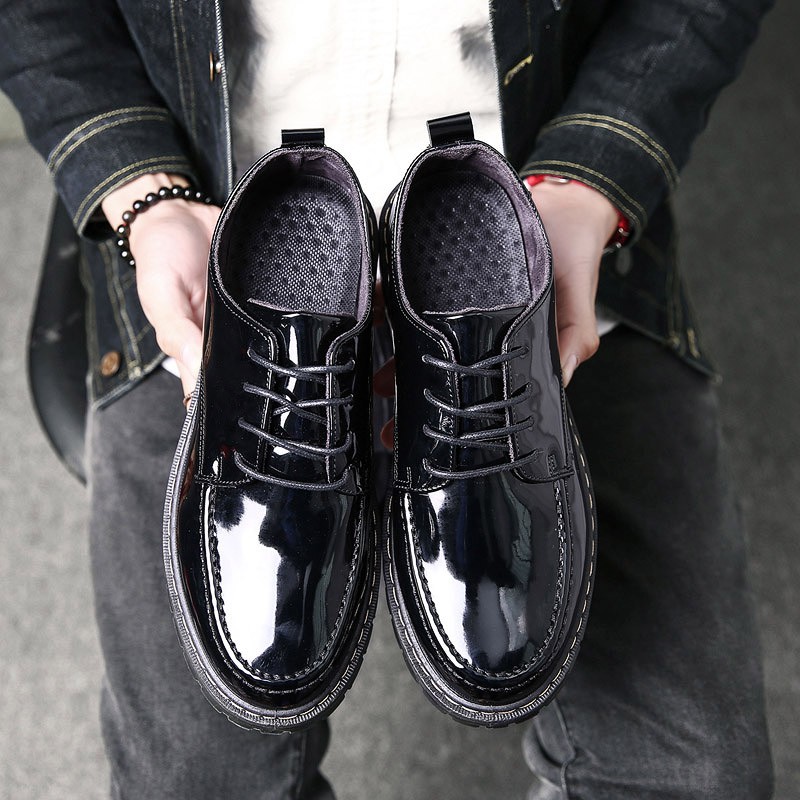 ภาพหน้าปกสินค้ารองเท้าโลฟเฟอร์หนังวัวแท้สำหรับผู้ชายสีดำ Suture Patent Leather Shoes Men Characteristic Shoes จากร้าน sunday1.th บน Shopee