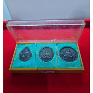 เหรียญพระแก้วมรกต ทองแดงรมดำ ที่ระลึกฉลองวัดพระศรี รุ่นแรก ด้านหลัง ไม่มีราชศรัทธา  ครบชุด 3 ฤดู หนาว ร้อน ฝน  ปี 2525