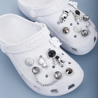 ภาพหน้าปกสินค้าJibbitz Bts อุปกรณ์เสริมหัวเข็มขัด สําหรับตกแต่งรองเท้า Crocs Jibbitz ที่เกี่ยวข้อง