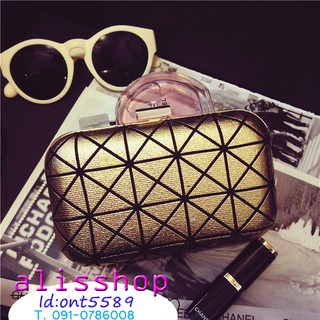 พร้อมส่ง Evening Clutch กระเป๋าออกงาน สีทอง ทรงสี่เหลี่ยม ลายกราฟฟิค ขนาดจับถนัดมือ  มาพร้อมสายสะพาย