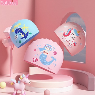 ภาพหน้าปกสินค้าSoftkiss หมวกว่ายน้ำ หมวกว่ายน้ำเด็ก Children\'s Swimming Cap หมวกว่ายน้ำซิลิโคน ลายการ์ตูนน่ารัก กันน้ำ กันแดด ใส่สบาย ที่เกี่ยวข้อง