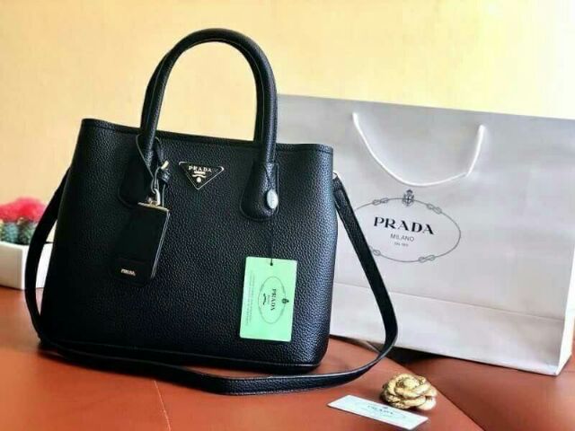 กระเป๋าสะพายหลัง-จากแบรนด์-prada